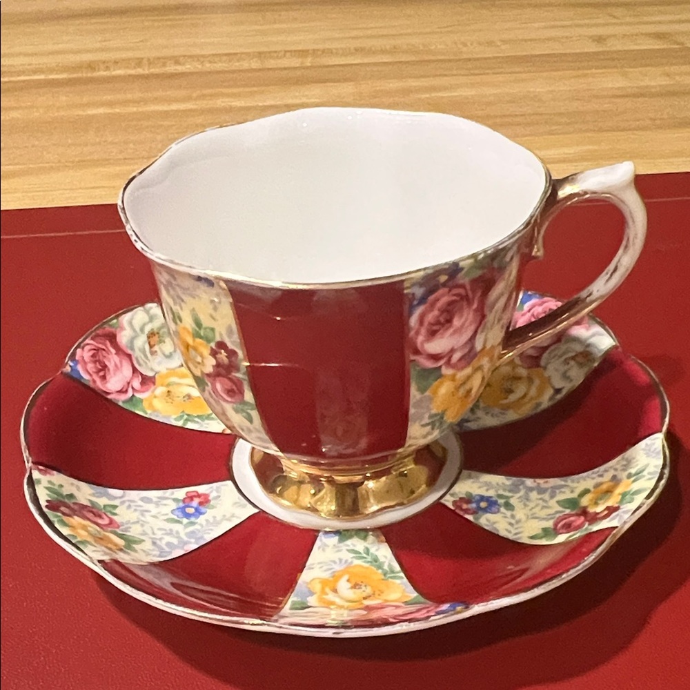 # 0580 + Royal Albert Crown Bone China Red and Gold Teacup and Saucer Set - Picture 1 of 12